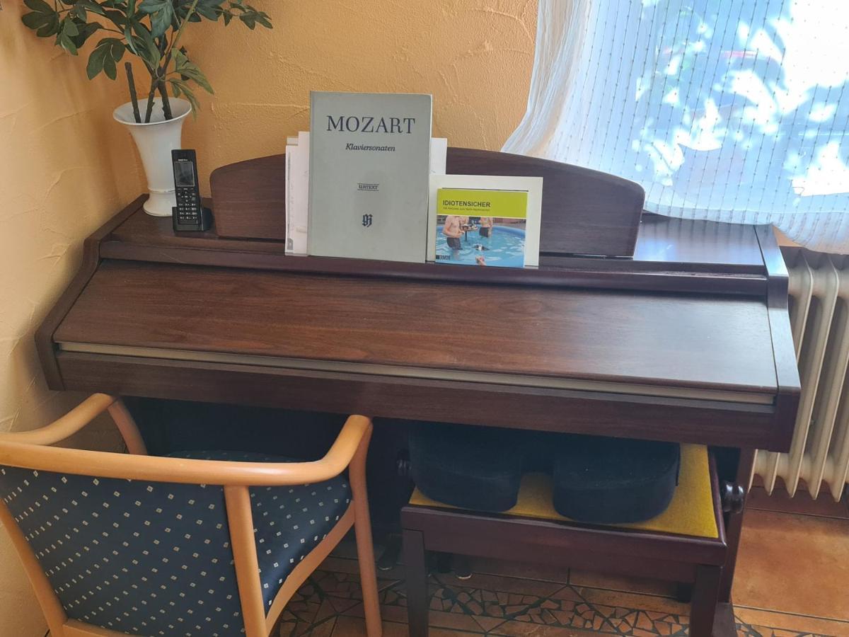 Geraeumiges Ferienhaus In Bad Salzuflen Mit Einfacher Ausstattung, Fuer Geschaeftsreisende, Gruppen Oder Familien Geeignet, 4 Schlafzimmer Exteriér fotografie